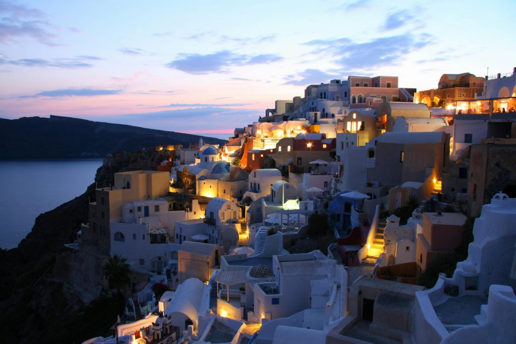 Casas blancas con cúpulas azules en Santorini, Grecia, con vistas al mar Egeo. Un destino popular en Europa para una escapada inolvidable