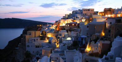 Casas blancas con cúpulas azules en Santorini, Grecia, con vistas al mar Egeo. Un destino popular en Europa para una escapada inolvidable