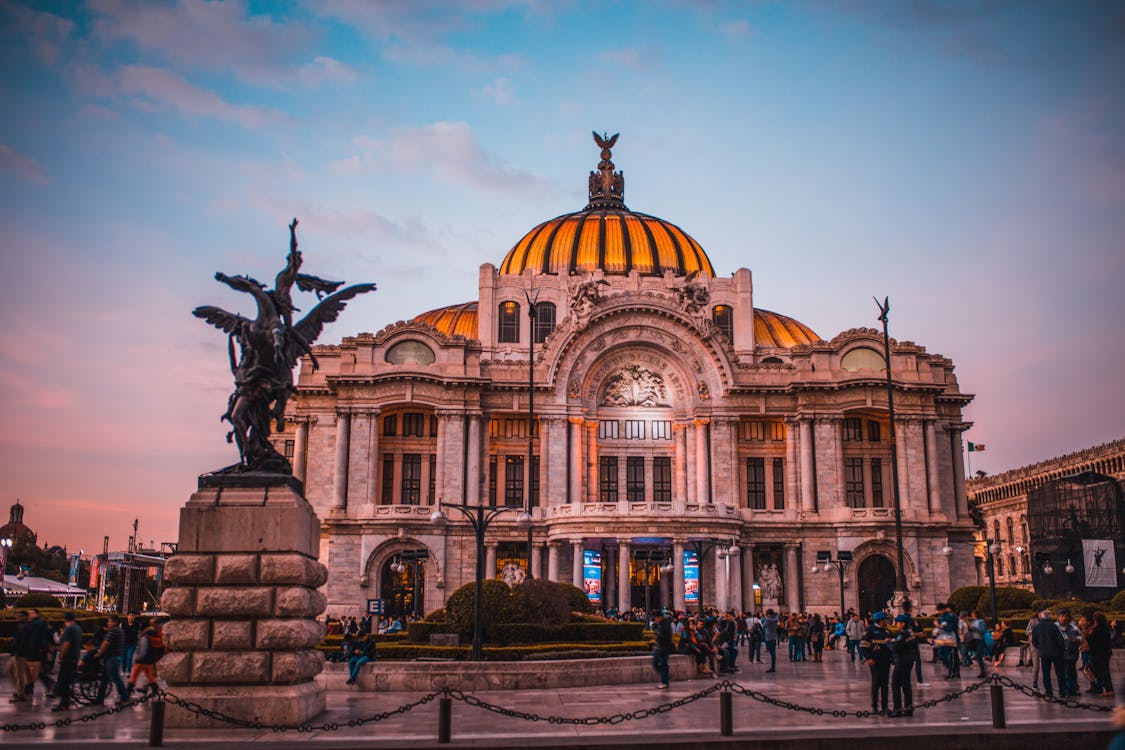 Gratis Gente Frente Al Edificio Foto de stock