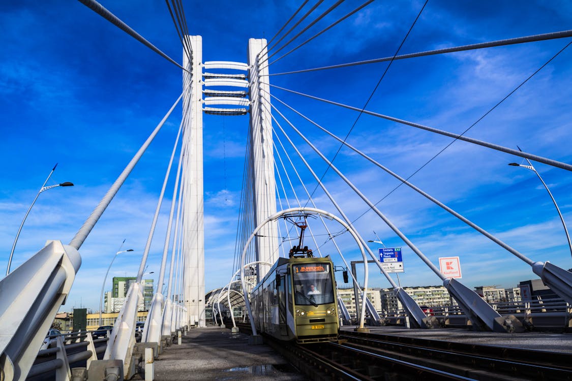 Gratis Puente Con Tren Bajo Un Cielo Azul Foto de stock